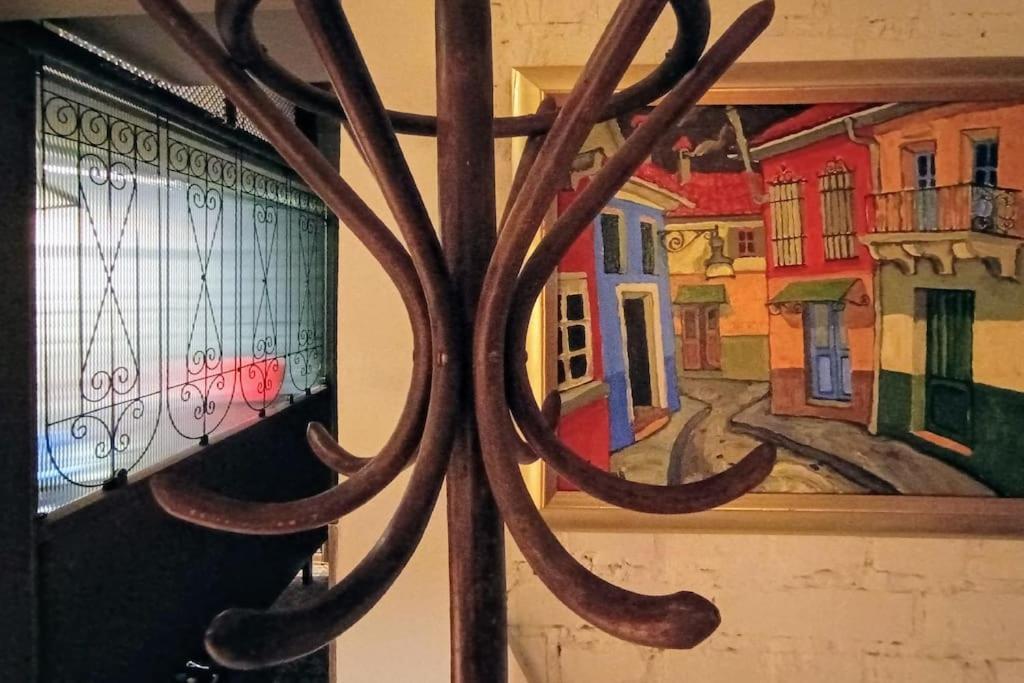 Introvert's Den Tiranë